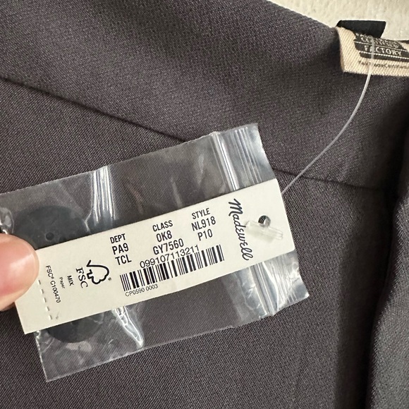 012/ madewell nl918 p10 Petite Pleated Tapered-Leg Pants in Easygoing Crepe - Picture 7 of 8